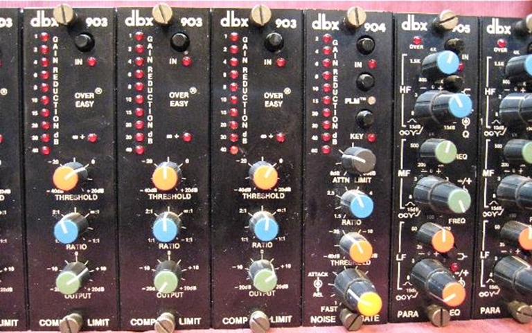 Image sur DBX 900 Frame with 903, 904 and 905 modules