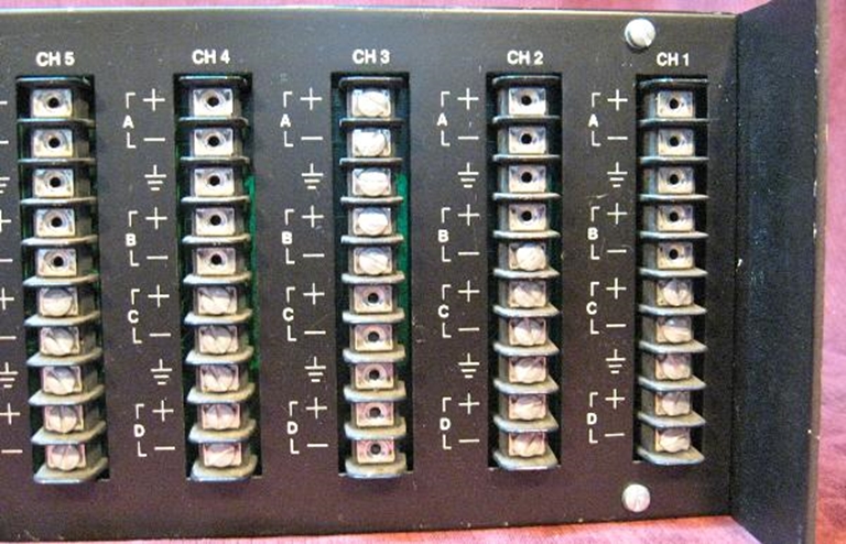 Image sur DBX 900 Frame with 903, 904 and 905 modules