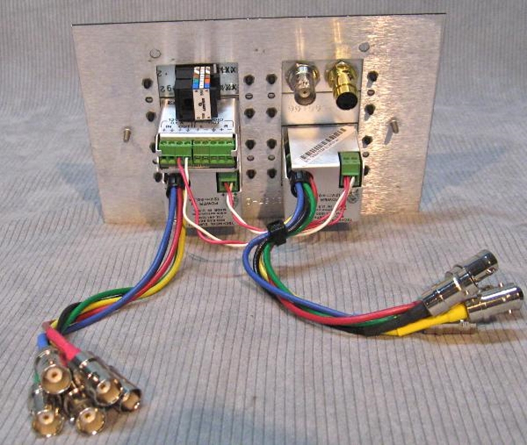 Image sur Extron DAV DAS MAAP  Modules with Wall plate