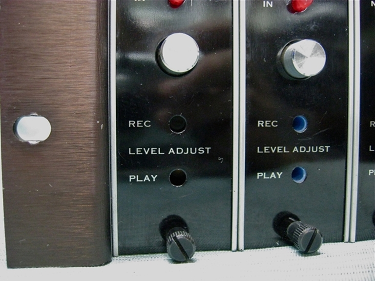 Image sur DBX 158 Frame, with 410 Noise Reduction Cards