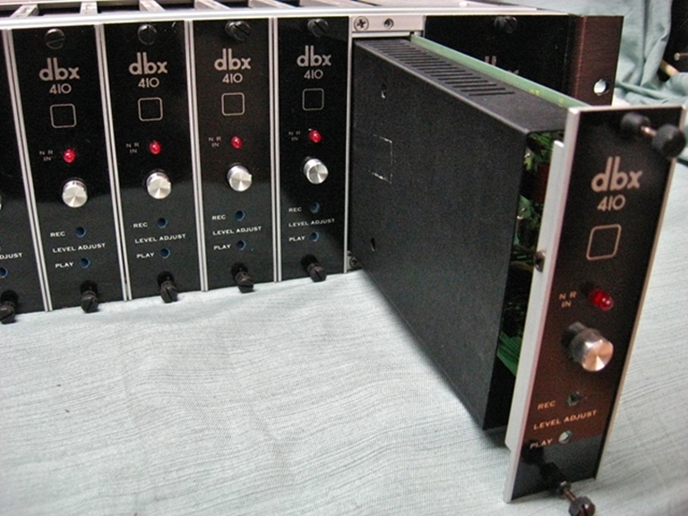 Image sur DBX 158 Frame, with 410 Noise Reduction Cards