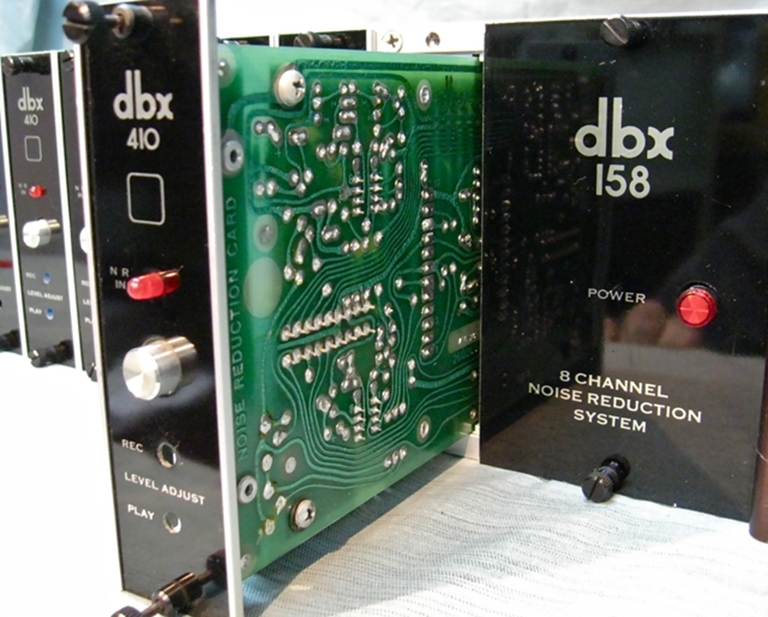 Image sur DBX 158 Frame, with 410 Noise Reduction Cards
