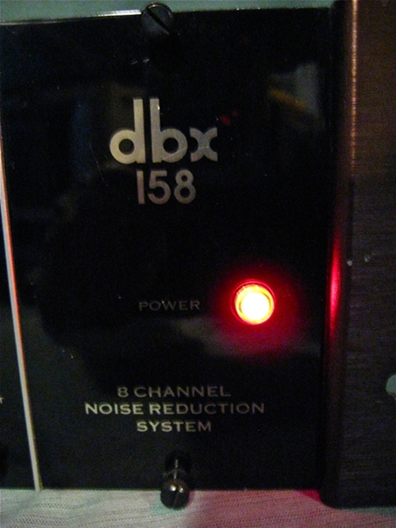 Image sur DBX 158 Frame, with 410 Noise Reduction Cards