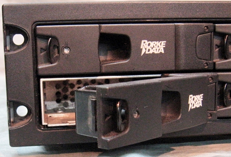 Image sur Rorke Data Media Dock Ultra 320 Frame w 8 removable drives