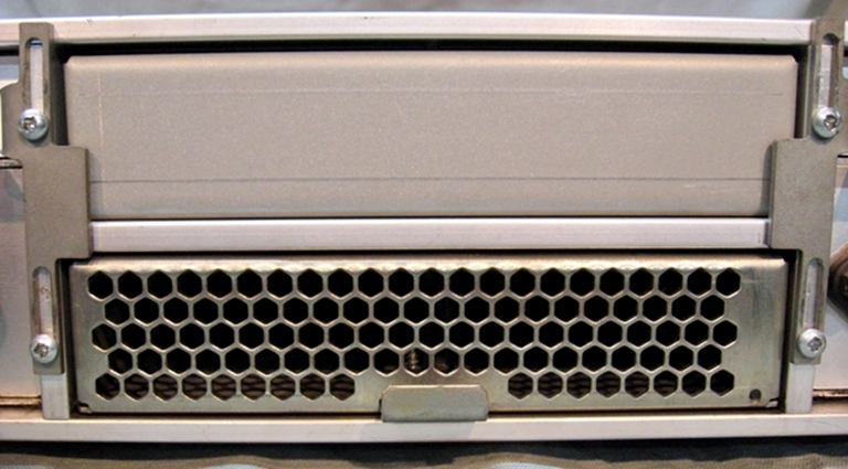Image sur Rorke Data Media Dock Ultra 320 Frame w 8 removable drives