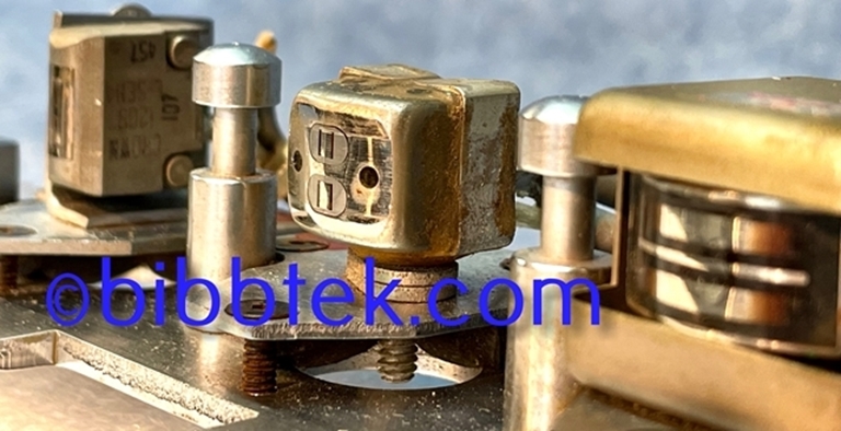 Image sur Crown International Tape deck Model LL802: 1/2 track Stereo Head assembly.