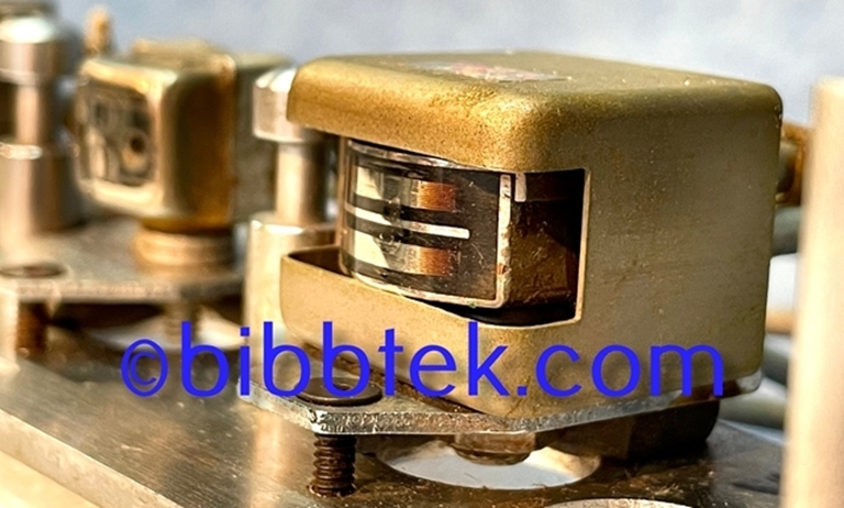 Image sur Crown International Tape deck Model LL802: 1/2 track Stereo Head assembly.