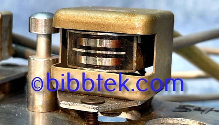 Image sur Crown International Tape deck Model LL802: 1/2 track Stereo Head assembly.