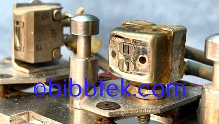 Image sur Crown International Tape deck Model LL802: 1/2 track Stereo Head assembly.