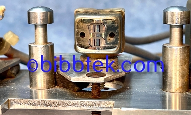 Image sur Crown International Tape deck Model LL802: 1/2 track Stereo Head assembly.