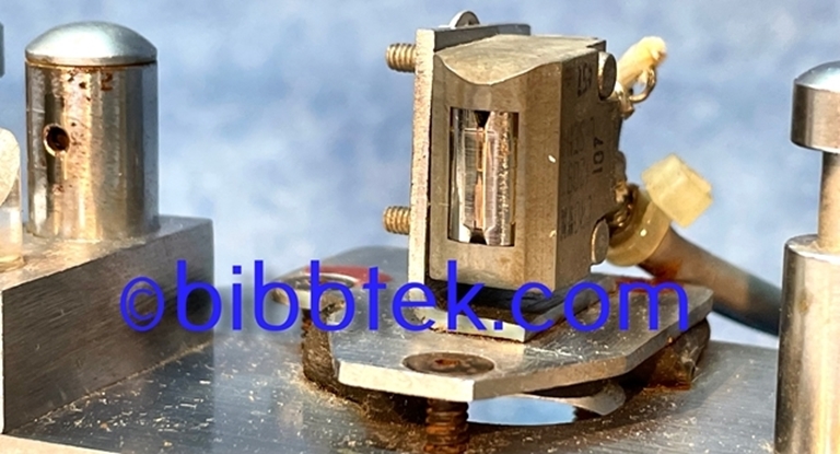 Image sur Crown International Tape deck Model LL802: 1/2 track Stereo Head assembly.