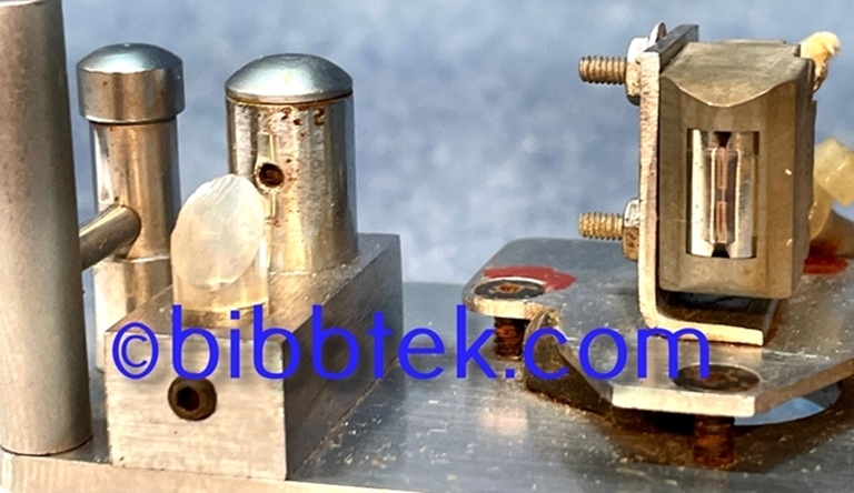 Image sur Crown International Tape deck Model LL802: 1/2 track Stereo Head assembly.